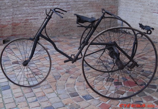Tricykl tandem, cca 1890