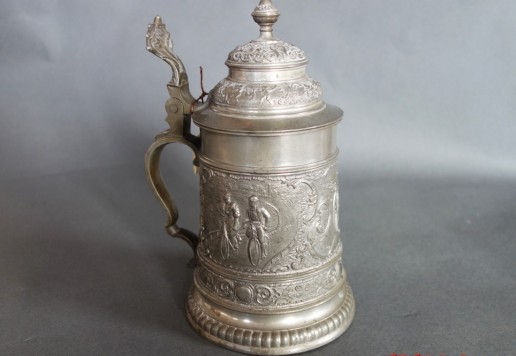 Ozdobný korbel s motivem kola 19 cm
