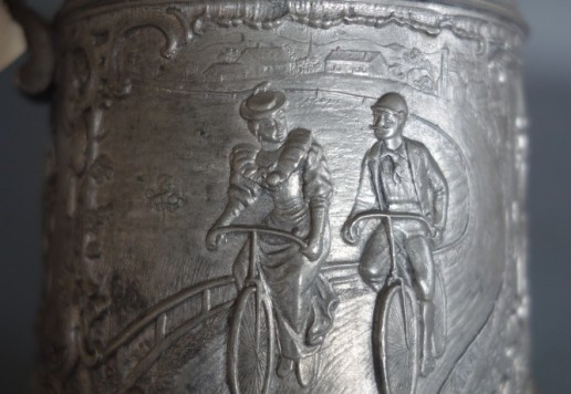 Decorative 19 cm tankard with bicycle motif