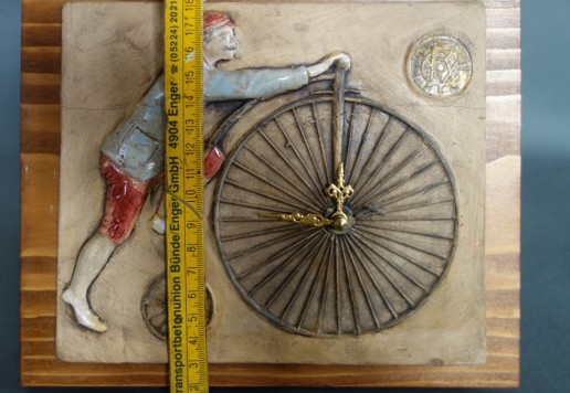 Time-piece wit high wheel motiv