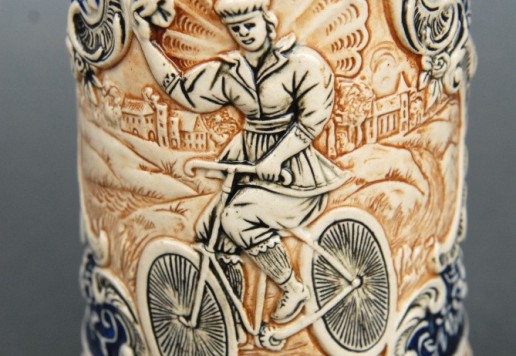 Pivní korbel s motivem kola  