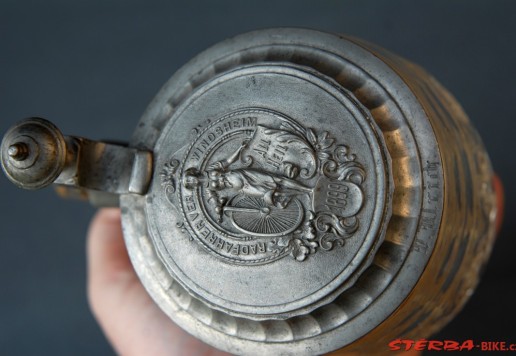 Decorative tankard 13 cm with bicycle motif