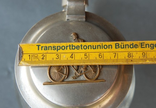 Decorative tankard 10 cm with bicycle motif