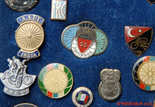 Cca 105 odznaků cyklistických, svazů a federací