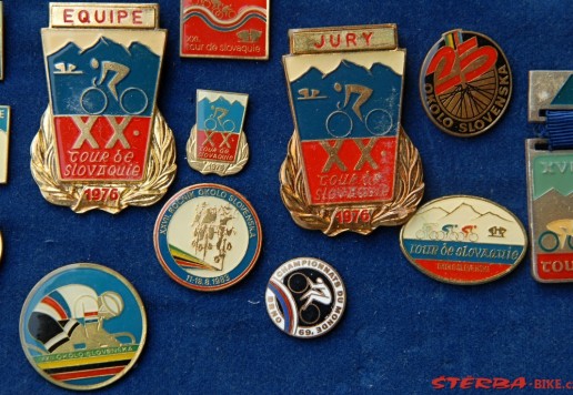 Cca 45 ks slovenkých odznaků