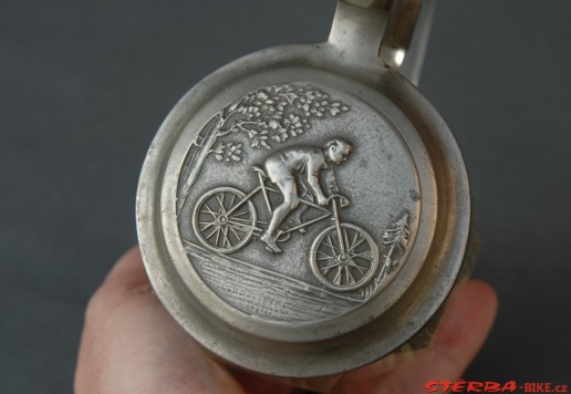 Ozdobný korbel s motivem kola 15 cm