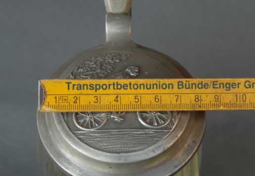 Ozdobný korbel s motivem kola 15 cm