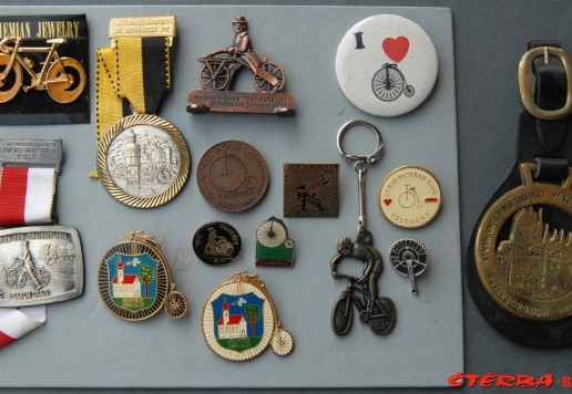 15 ks upomínkových plaket