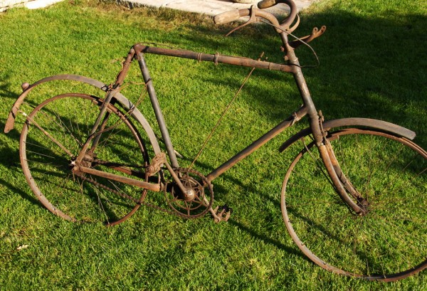 Painting the frames of historical bicycles