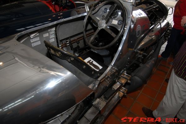 97/B - BROOKLANDS motor museum