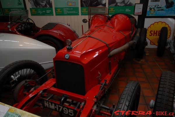 97/B - BROOKLANDS motor museum