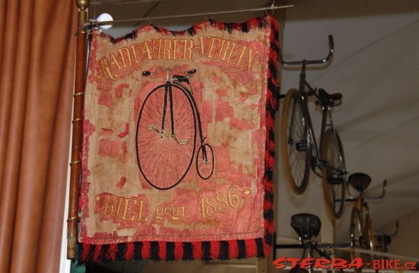 94/B - Nationales VELO-MUSEUM (flags)