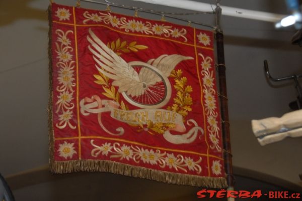 94/B - Nationales VELO-MUSEUM (flags)
