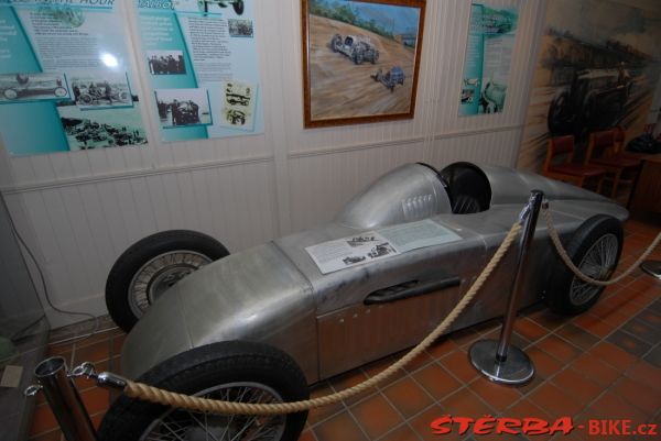 97/B - BROOKLANDS motor museum