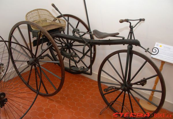 08/A. Moto velo musée, Domazan – France