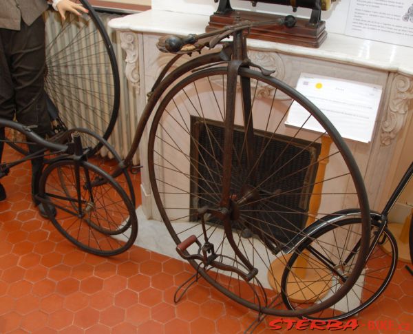 08/A. Moto velo musée, Domazan – France