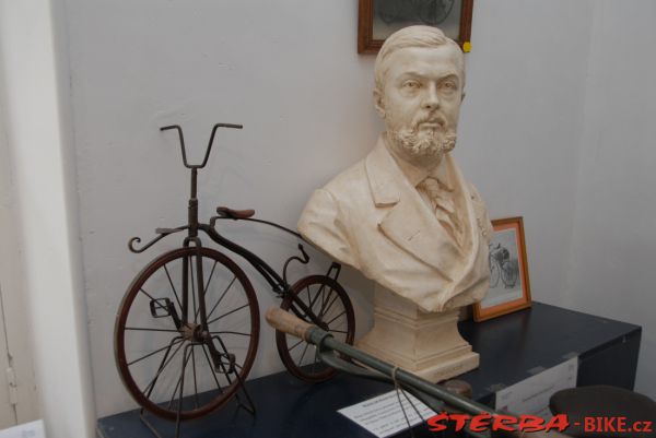08/A. Moto velo musée, Domazan – France