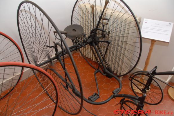 08/A. Moto velo musée, Domazan – France