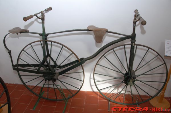 08/A. Moto velo musée, Domazan – France