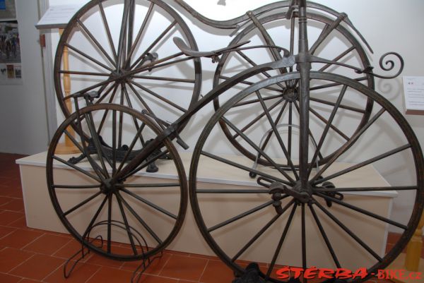 08/A. Moto velo musée, Domazan – France