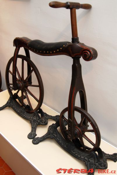 08/A. Moto velo musée, Domazan – France