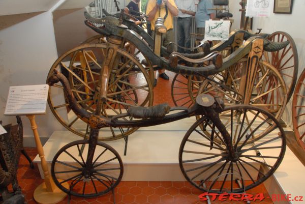 08/A. Moto velo musée, Domazan – France
