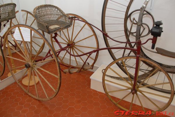 08/A. Moto velo musée, Domazan – France