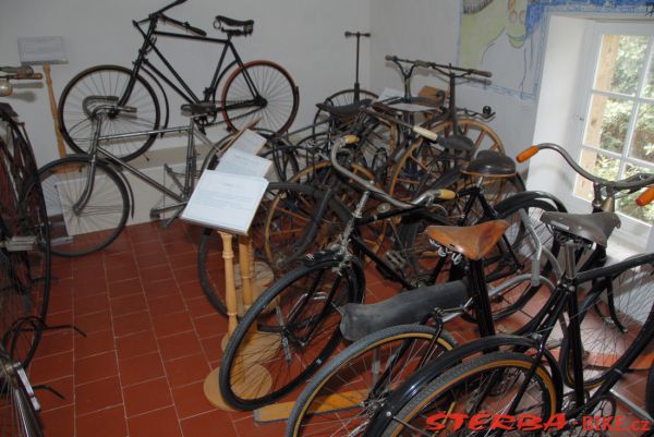 08/A. Moto velo musée, Domazan – France