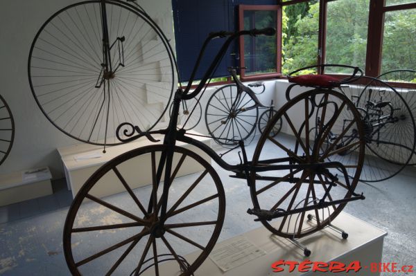 08/A. Moto velo musée, Domazan – France