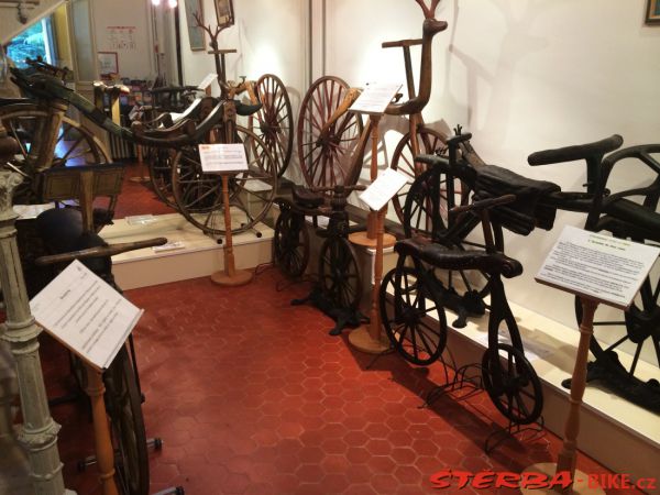 08/A. Moto velo musée, Domazan – France