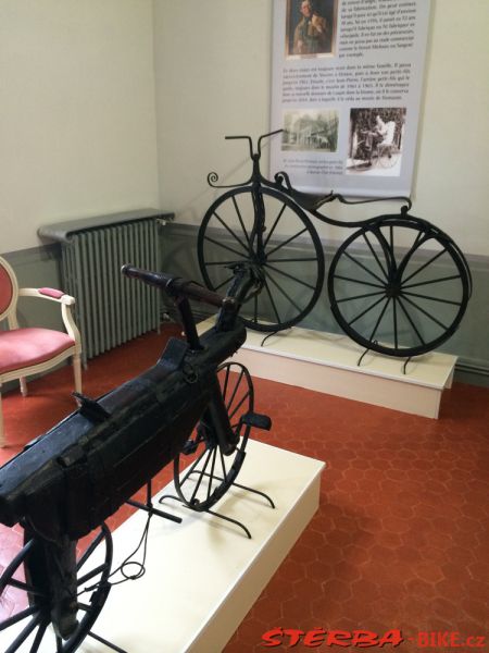 08/E. Moto velo musée, Domazan – Francie