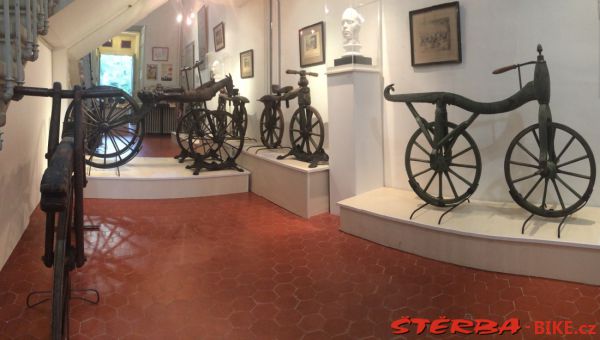 08/E. Moto velo musée, Domazan – France