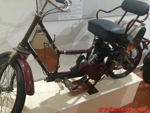 08/E. Moto velo musée, Domazan – Francie
