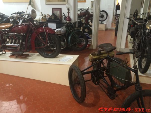 08/E. Moto velo musée, Domazan – Francie