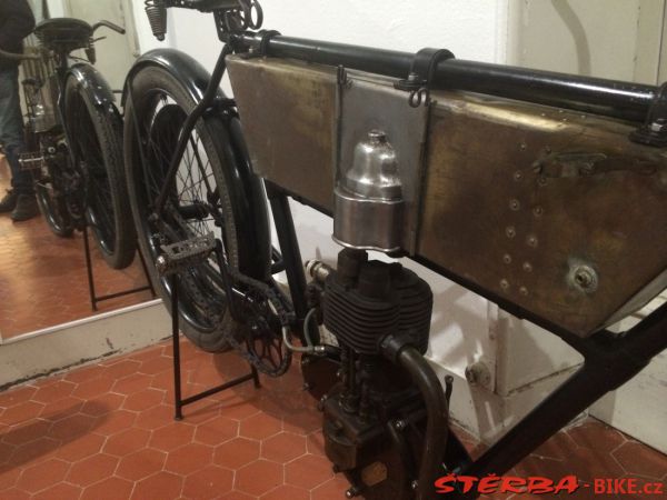 08/E. Moto velo musée, Domazan – Francie