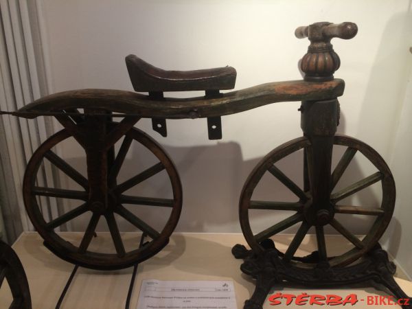 08/E. Moto velo musée, Domazan – Francie