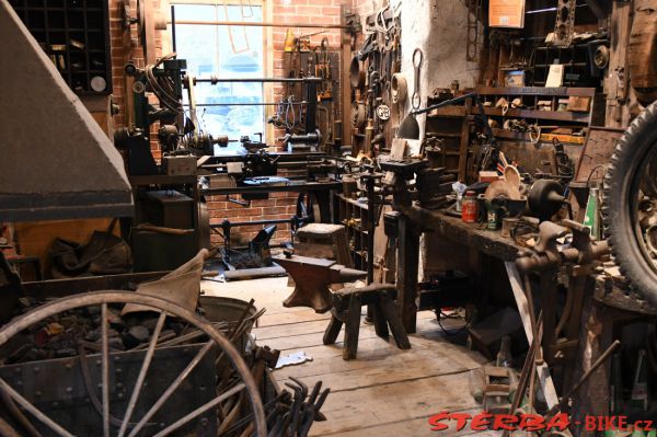 13/A  National Motor Museum, Beaulieu – England