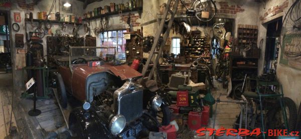 13/A  National Motor Museum, Beaulieu – England