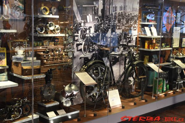 13/B  National Motor Museum, Beaulieu – England