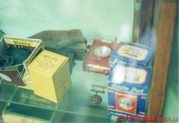 219/C - Gary COOK Collection