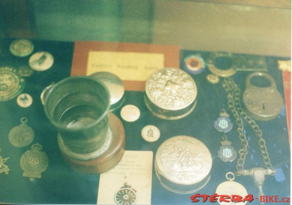 219/C - Gary COOK Collection