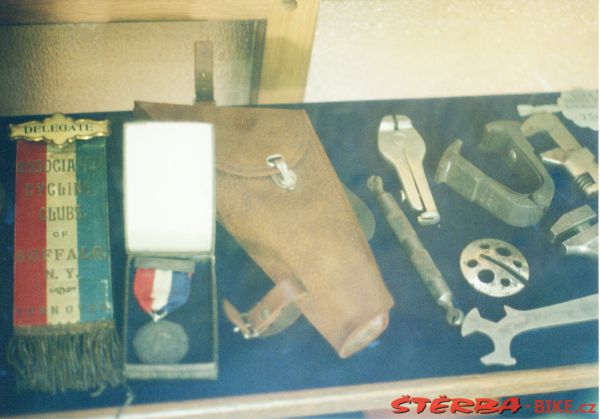 219/C - Gary COOK Collection