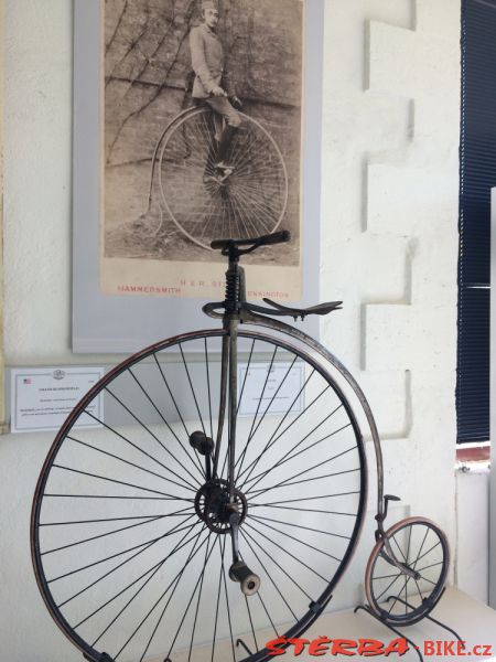 08/F. Moto velo musée, Domazan – Francie