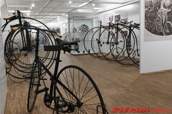 245 - Vysoká kola - Kolín