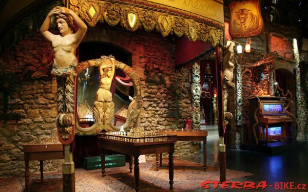 247/C - Musée des Arts forains