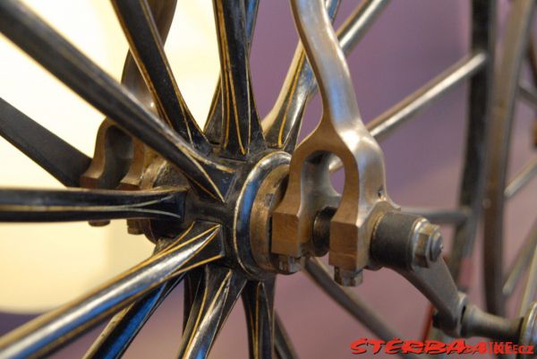 Raux bronze velocipede