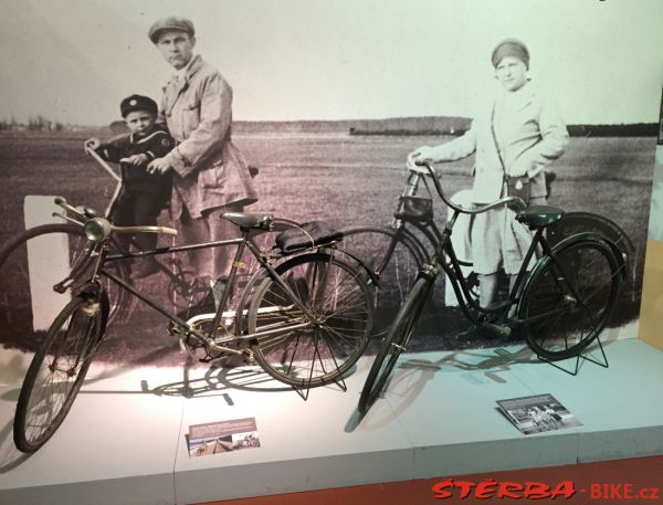 254/A Okolo Hradce - výstava