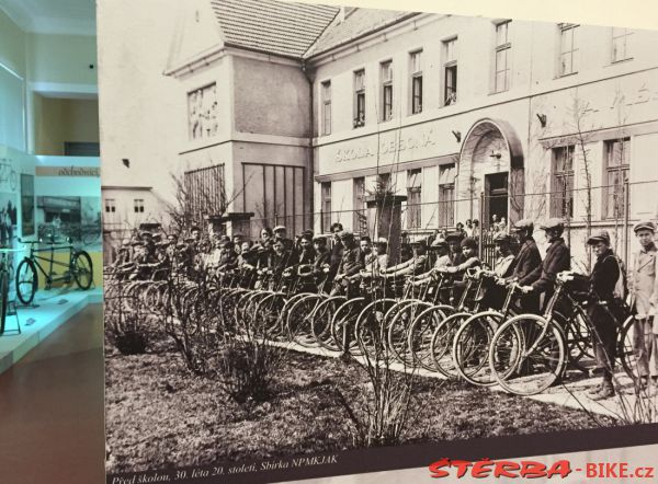254/A Okolo Hradce - výstava