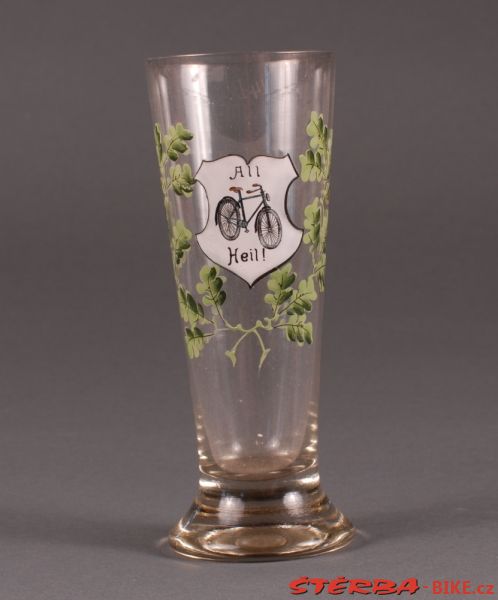 Beer steins, glasses, ewers and tankards