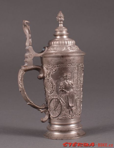 Beer steins, glasses, ewers and tankards